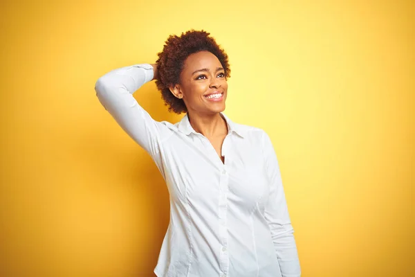 Afrikaans Amerikaanse Zakenvrouw Geïsoleerde Gele Achtergrond Glimlachend Zelfverzekerd Aanraken Van — Stockfoto