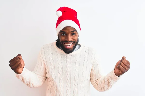 Noel Baba Şapkası Takan Genç Afro Amerikalı Bir Adam Izole — Stok fotoğraf