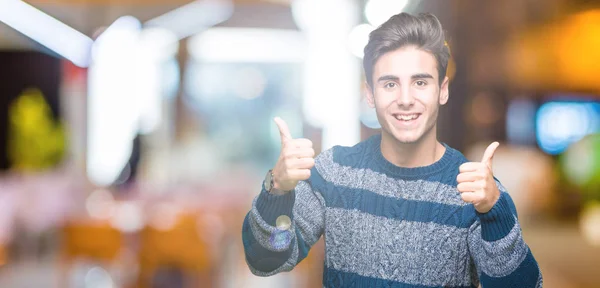 Homem Bonito Jovem Sobre Sinal Sucesso Fundo Isolado Fazendo Gesto — Fotografia de Stock