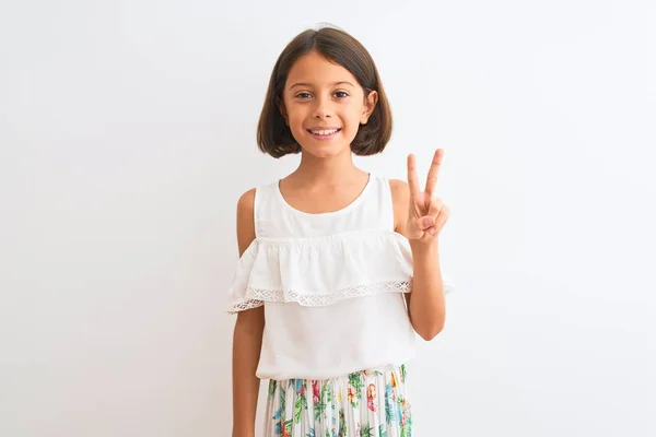 年轻美丽的小女孩穿着休闲装 站在孤独的白色背景上 用手指指了指二号 面带微笑 自信而快乐 — 图库照片