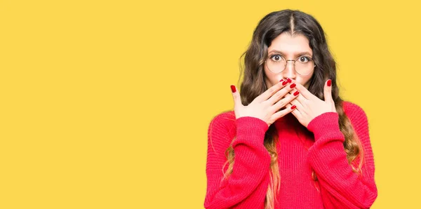 Joven Hermosa Mujer Con Gafas Rojas Sorprendió Cubriendo Boca Con — Foto de Stock