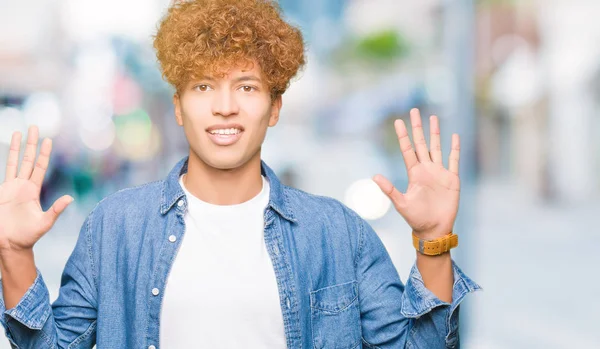 Jonge Knappe Man Met Afro Haar Dragen Van Denim Jasje — Stockfoto