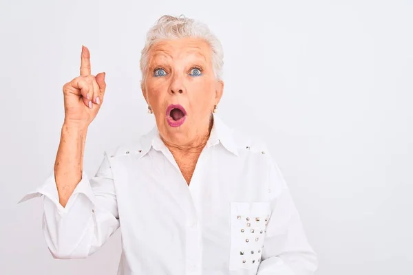 Eine Ältere Grauhaarige Frau Elegantem Hemd Steht Vor Isoliertem Weißen — Stockfoto