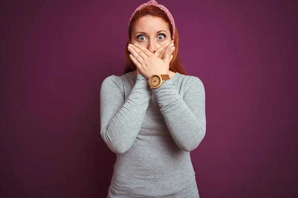 Schöne Rothaarige Frau Grauem Shirt Und Diadem Über Isoliertem Lila — Stockfoto