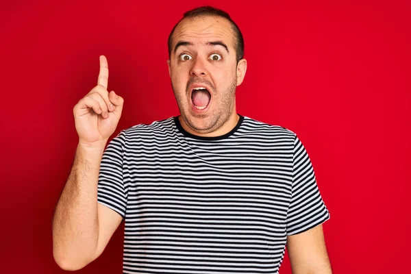 Joven Con Una Camiseta Rayas Azul Marino Parado Sobre Fondo — Foto de Stock