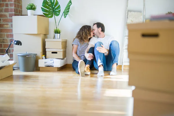 로맨틱 부부는 주위에 골판지 상자와 아파트 바닥에 새로운 집으로 이동행복 — 스톡 사진