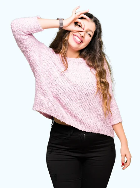 Młoda Kobieta Pięknym Różowym Swetrze Robi Gest Ręką Uśmiechając Się — Zdjęcie stockowe