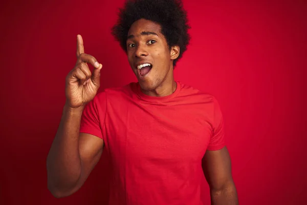 Jonge Amerikaanse Man Met Afrohaar Shirt Geïsoleerde Rode Achtergrond Wijzend — Stockfoto