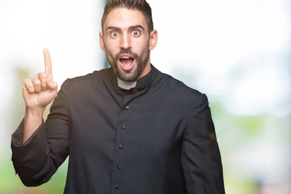 Ung Kristen Präst Över Isolerade Bakgrund Pekande Finger Upp Med — Stockfoto
