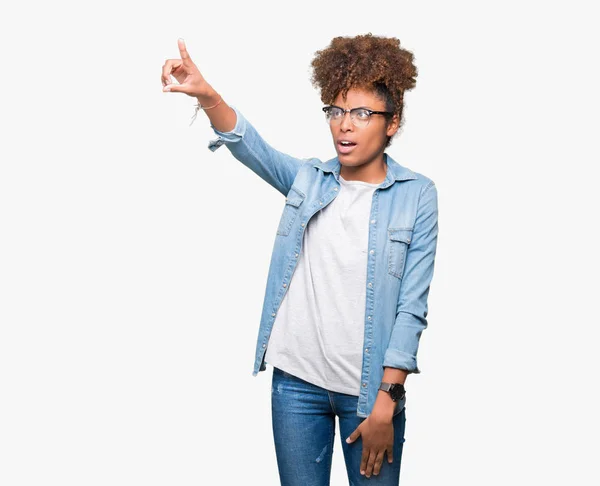 Linda Jovem Afro Americana Vestindo Óculos Sobre Fundo Isolado Apontando — Fotografia de Stock