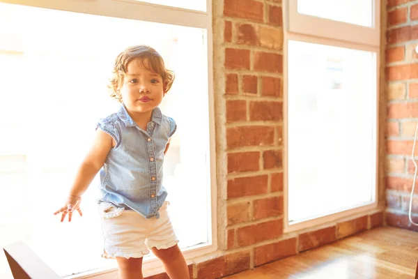 Hermosa Niña Pequeña Con Camisa Mezclilla Azul Pie Suelo — Foto de Stock