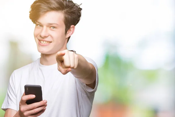 Joven Usando Smartphone Sobre Fondo Aislado Apuntando Con Dedo Cámara —  Fotos de Stock