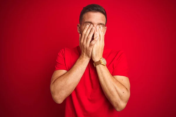 Ung Stilig Man Bär Casual Shirt Över Röd Isolerad Bakgrund — Stockfoto