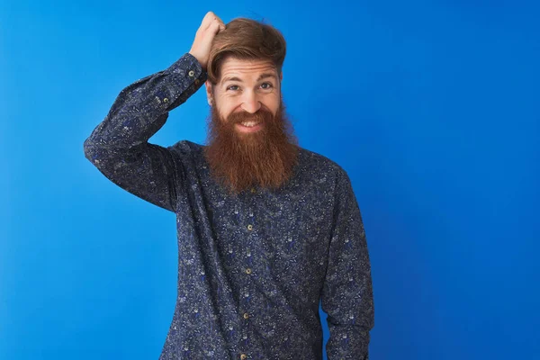 Jonge Roodharige Ierse Man Draagt Bloemen Zomershirt Staan Geïsoleerde Blauwe — Stockfoto