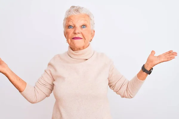 Senior Grauhaarige Frau Rollkragenpullover Steht Über Isolierten Weißen Hintergrund Lächelnd — Stockfoto
