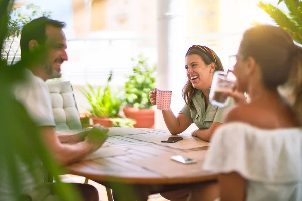 Belle Famille Assise Sur Terrasse Buvant Une Tasse Café Parlant — Photo