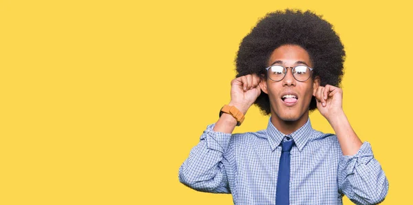 Молодих Афро Американських Бізнес Людина Афро Волосся Окулярах Посміхаючись Потягнувши — стокове фото