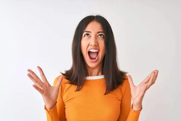 Jonge Mooie Chinese Vrouw Draagt Oranje Shirt Staan Geïsoleerde Witte — Stockfoto