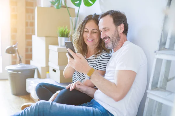 Medelålders Senior Romantiskt Par Kärlek Sitter Lägenhet Golvet Med Lådor — Stockfoto