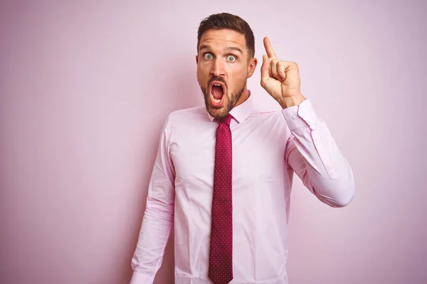 Hombre Negocios Con Corbata Camisa Elegante Sobre Fondo Aislado Rosa —  Fotos de Stock