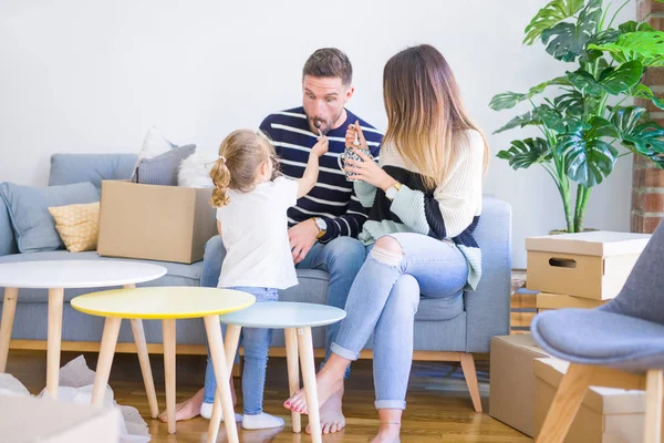 Vacker Familj Föräldrar Sitter Soffan Dricka Kaffe Ser Hans Unge — Stockfoto