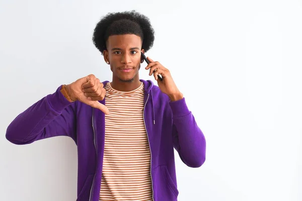 Junger Afrikanisch Amerikanischer Mann Spricht Auf Smartphone Stehend Über Isoliertem — Stockfoto