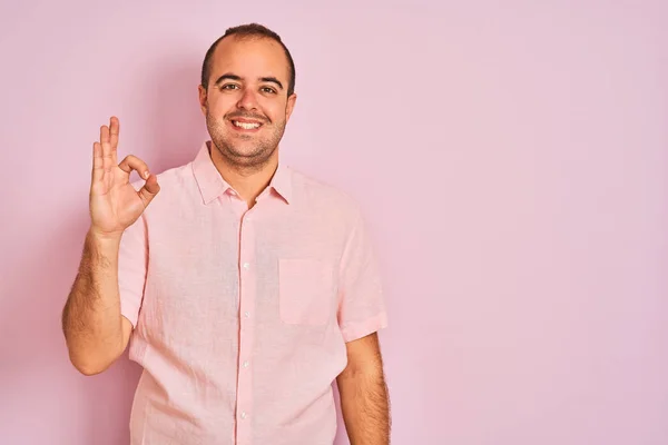 Junger Mann Elegantem Hemd Der Vor Isoliertem Rosa Hintergrund Steht — Stockfoto