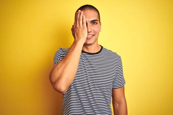 Joven Hombre Guapo Con Camiseta Rayas Sobre Fondo Aislado Amarillo —  Fotos de Stock