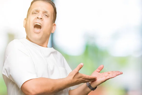 Media Edad Árabe Hombre Wearig Camiseta Blanca Sobre Fondo Aislado — Foto de Stock