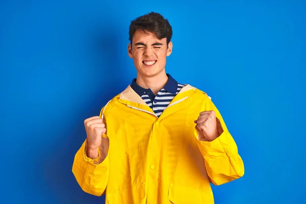 Teenager Rybář Chlapec Sobě Žluté Pláštěnky Přes Izolované Pozadí Velmi — Stock fotografie