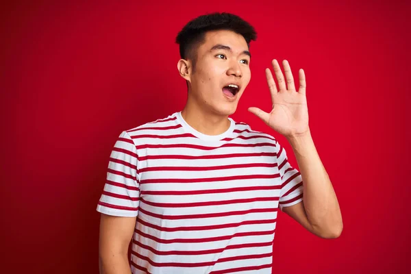 Joven Asiático Chino Hombre Usando Rayas Camiseta Pie Sobre Aislado — Foto de Stock