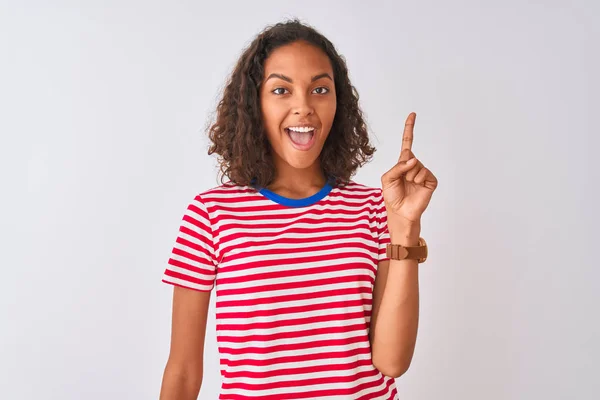 Mujer Brasileña Joven Con Camiseta Rayas Rojas Pie Sobre Fondo —  Fotos de Stock