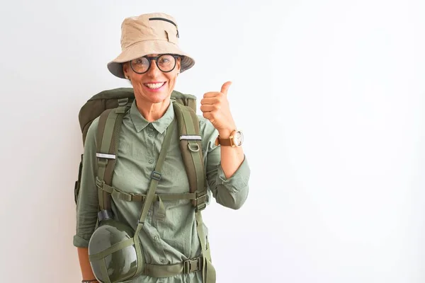 Wanderin Mittleren Alters Mit Rucksackkantinenbrille Über Isoliertem Weißem Hintergrund Und — Stockfoto