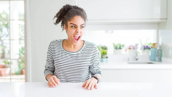 Schöne Afrikanisch Amerikanische Frau Mit Afro Haaren Trägt Lässig Gestreiften — Stockfoto