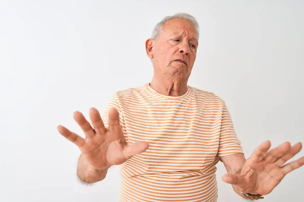 Senior Gråhårig Man Klädd Randig Shirt Stående Över Isolerad Vit — Stockfoto