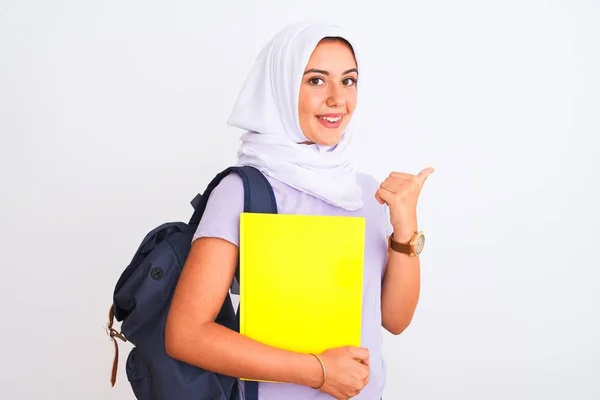 Arabo Studente Ragazza Indossare Hijab Zaino Tenendo Libro Isolato Bianco — Foto Stock