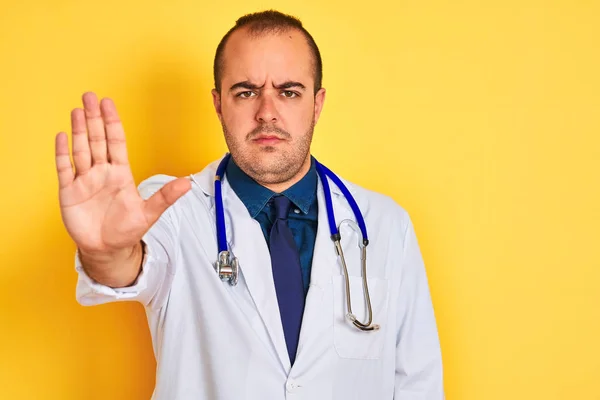 Jeune Médecin Homme Portant Manteau Stéthoscope Debout Sur Fond Jaune — Photo