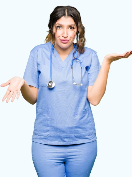 Jovem Mulher Médica Adulta Vestindo Uniforme Médico Sem Noção Expressão — Fotografia de Stock