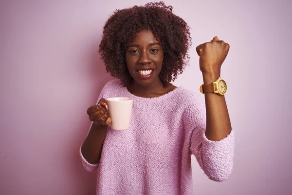 Mladý Afro Afro Žena Drží Šálek Kávy Stojí Nad Izolované — Stock fotografie