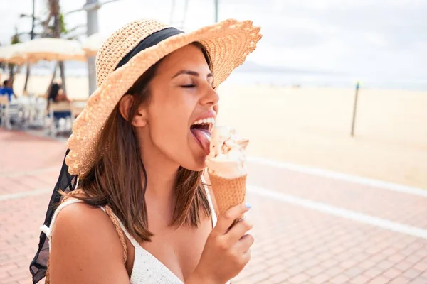 Yazın Güneşli Bir Gününde Kumsalda Dondurma Yiyen Güzel Bir Kadın — Stok fotoğraf