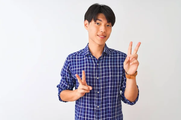 Jovem Chinês Vestindo Camisa Azul Casual Sobre Fundo Branco Isolado — Fotografia de Stock