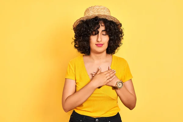 Ung Arabiska Kvinna Med Lockigt Hår Bär Shirt Och Hatt — Stockfoto