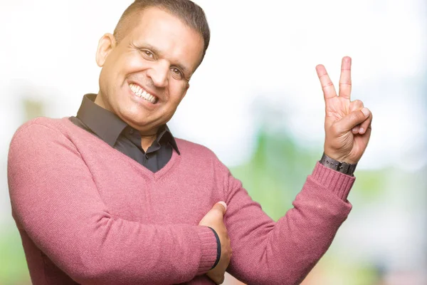 Medelåldern Arabiska Mannen Över Isolerade Bakgrund Leende Med Glada Ansikte — Stockfoto