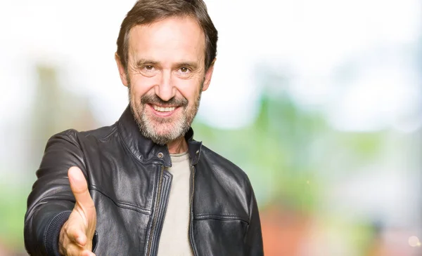 Homem Bonito Meia Idade Vestindo Jaqueta Couro Preto Sorrindo Amigável — Fotografia de Stock