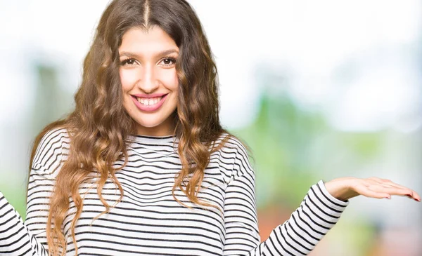 Joven Hermosa Mujer Con Rayas Suéter Sonriente Mostrando Ambas Manos — Foto de Stock