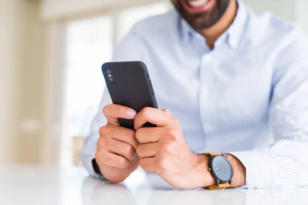 Primer Plano Del Hombre Usando Teléfono Inteligente Sonriendo —  Fotos de Stock