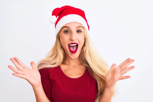 Jovem Mulher Bonita Vestindo Chapéu Natal Santa Sobre Fundo Branco — Fotografia de Stock