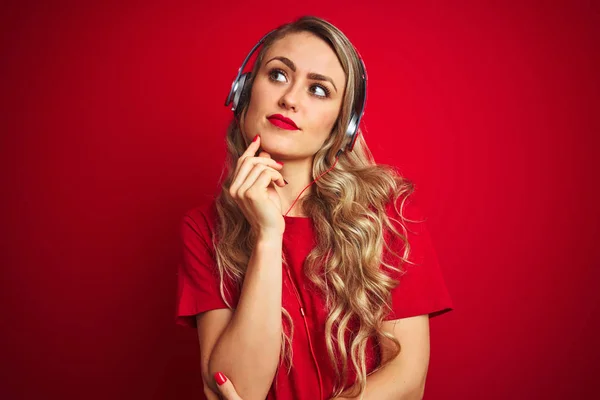 Junge Schöne Frau Mit Kopfhörern Über Rotem Isoliertem Hintergrund Mit — Stockfoto