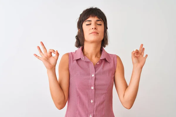 Junge Schöne Frau Rotem Sommerhemd Steht Vor Isoliertem Weißem Hintergrund — Stockfoto