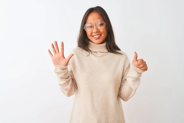 Mladá Číňanka Nosí Rolák Svetr Brýle Přes Izolované Bílé Pozadí — Stock fotografie